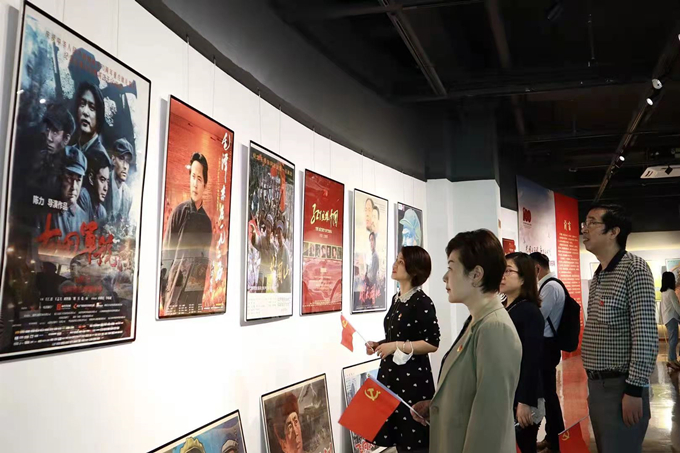 看海報(bào)、學(xué)黨史，健康產(chǎn)業(yè)公司黨總支組織參觀“紅色電影海報(bào)展”1_副本.jpg